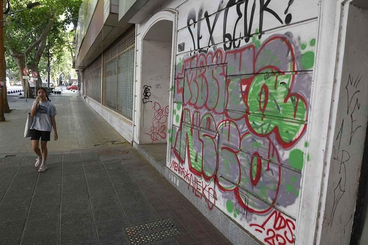 22 GRAFITIS, INSTAGRAM Y TATUAJES: UN JURADO VECINAL ENCONTRÓ RESPONSABLE A UNA MUJER EN MENDOZA