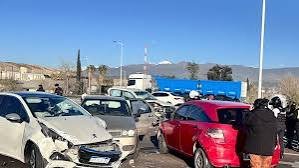 ACCIDENTE MÚLTIPLE EN EL ACCESO SUR: CINCO VEHÍCULOS CHOCARON, HUBO HERIDOS Y CORTARON EL TRÁNSITO