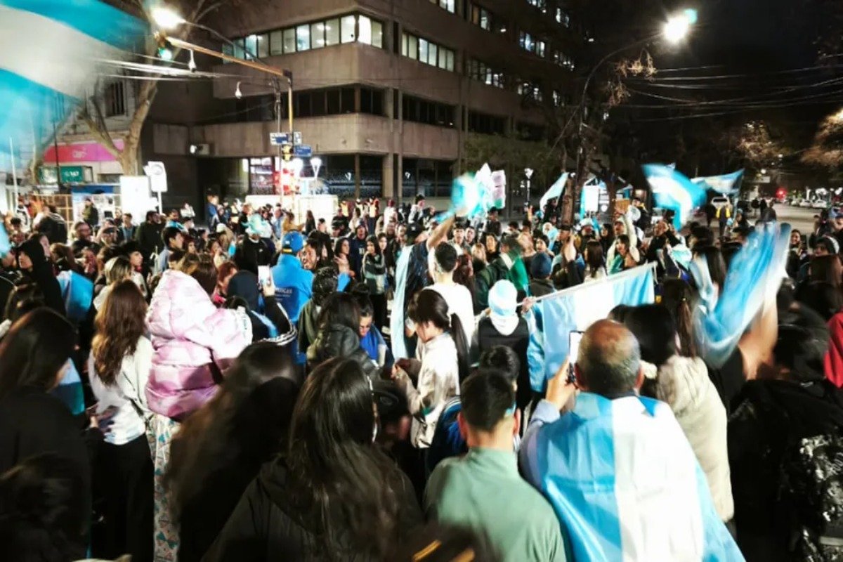ARGENTINA PERDIÓ LA FINAL, PERO GANÓ EL CARIÑO DE SU GENTE: LOS HINCHAS SALIERON A FESTEJAR EL SUBCAMPEONATO