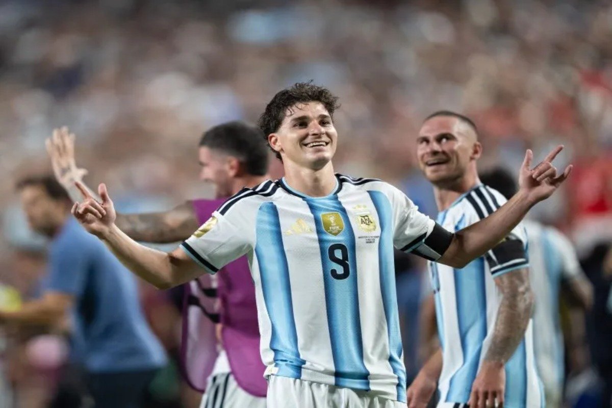 ARSENAL VA CON TODO POR JULIÁN ÁLVAREZ: PREPARA UNA OFERTA MILLONARIA CON UN DELANTERO COMO PARTE DE PAGO