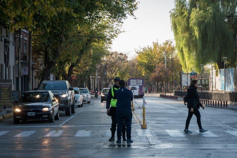 CÁMARA TESTIGO: DOS AUTOS CHOCARON EN CAPITAL, DERRIBARON UN SEMÁFORO Y HUBO HERIDOS