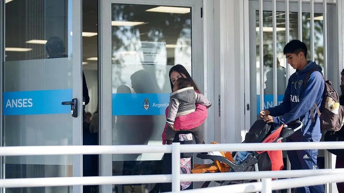 CAMBIO CLAVE PARA LA AUH: ANSES AUTOMATIZA LA ACREDITACIÓN DE SALUD Y ESCOLARIDAD