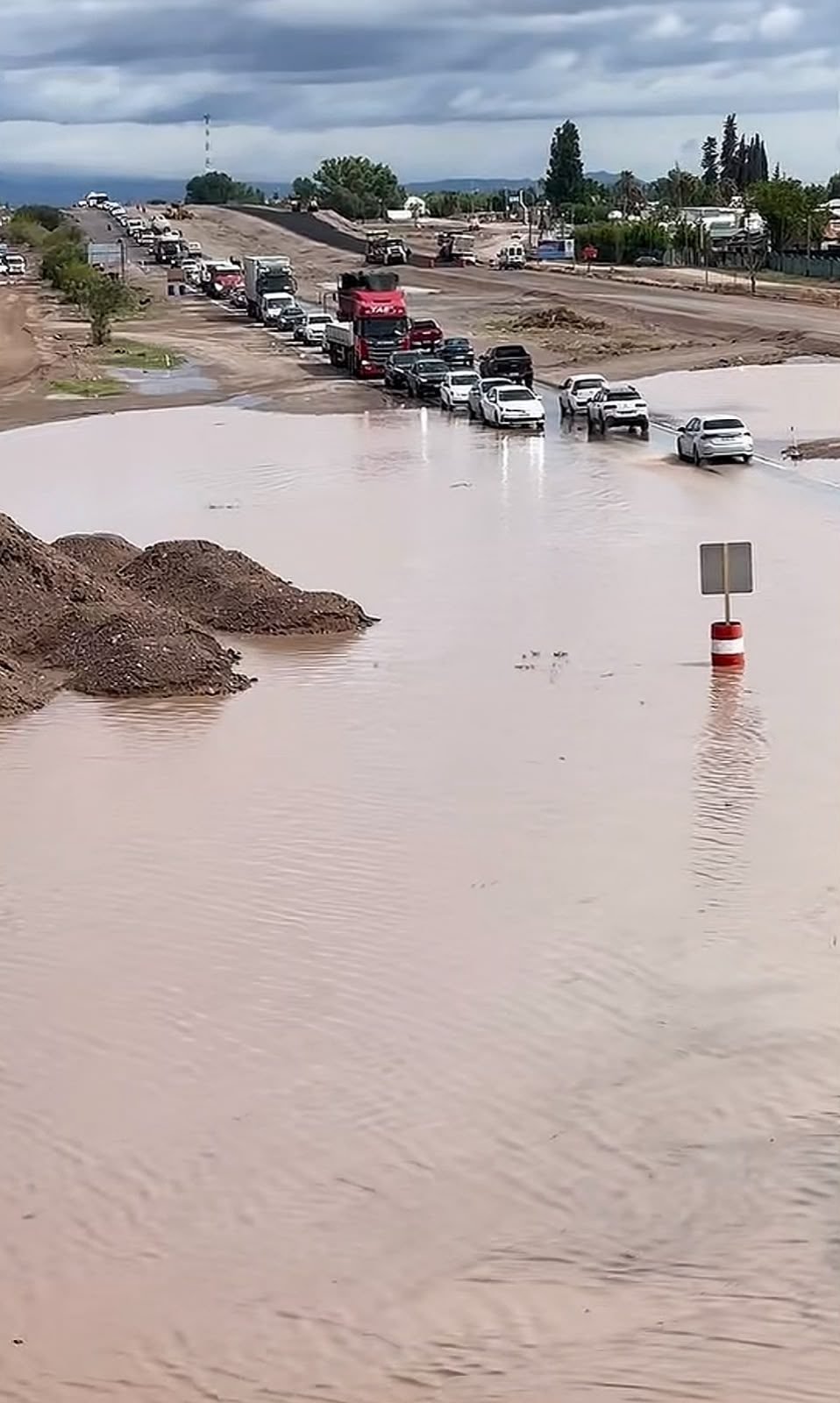 “¿COLECTORA O DAKAR?”: AUTOS, CAMIONES Y UN COLECTIVO QUEDARON ATRAPADOS EN LOS POZOS DEL ACCESO ESTE