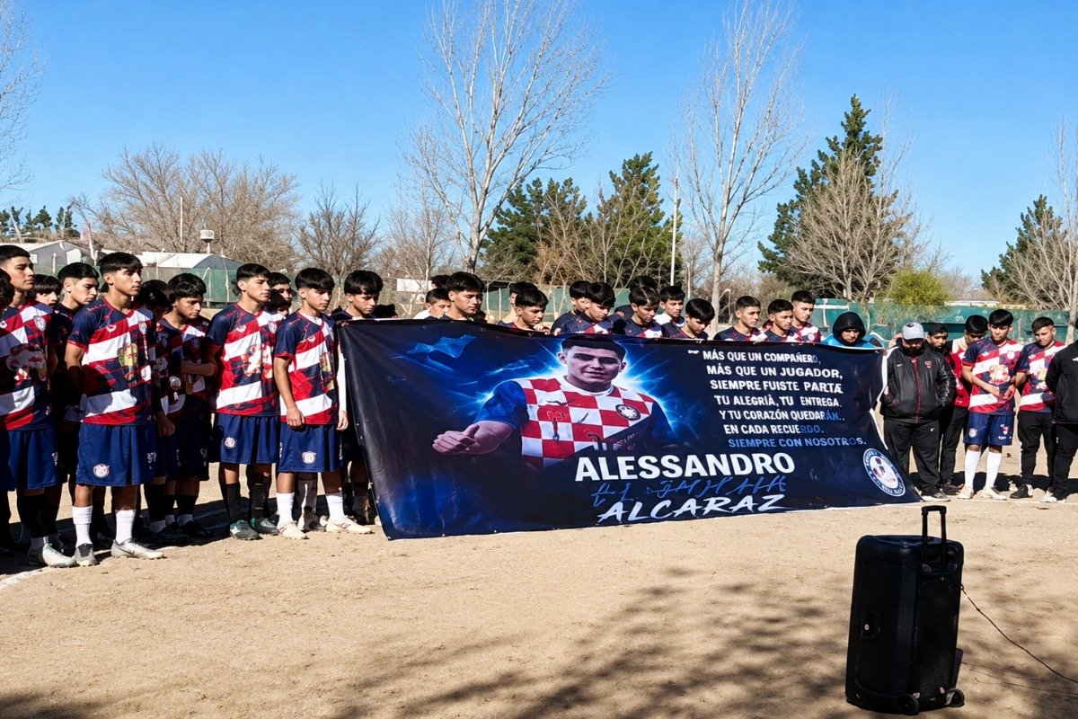 CONMOVEDOR HOMENAJE A ALESSANDRO ALCARAZ: CUMELÉN RECORDÓ A SU JUGADOR CON UN EMOTIVO MINUTO DE SILENCIO