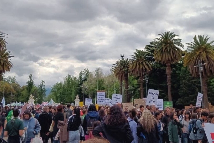 ¡CUMPLAN LA LEY!: LA UNCUYO MARCHÓ PORQUE EL GOBIERNO SIGUE SIN CUMPLIR LA LEGISLACIÓN APROBADA POR EL CONGRESO Y RATIFICADA POR LA JUSTICIA