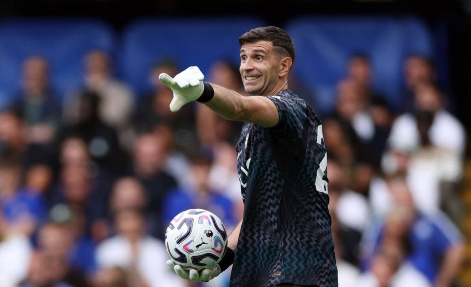 DEBUT Y TRIUNFO AZUL: EL DIBU MARTÍNEZ SE ASENTÓ EN EL ARCO DEL CHELSEA EN UNA JORNADA REPLETA DE EMOCIONES