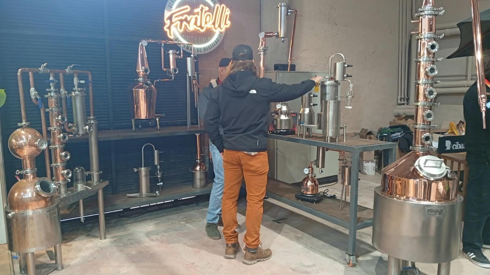DESTILADORES DE TODO EL PAÍS BRINDARON EN MAIPÚ: CODEAR 2026 SE HIZO POR PRIMERA VEZ DENTRO DE UNA DESTILERÍA EN ACTIVIDAD