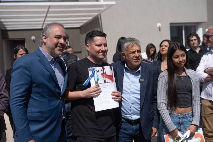¿DIÁLOGO INSTITUCIONAL? ENTREGA DE VIVIENDAS REÚNE A AUTORIDADES STEVANATO Y CORNEJJO EN MAIPÚ