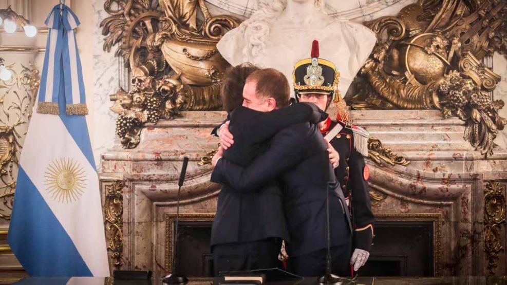 EL ABRAZO MÁS RARO DE LA ROSADA: SANTILLI JURÓ, ADORNI SE QUEDÓ Y MILEI LOS ABRAZÓ A LOS DOS