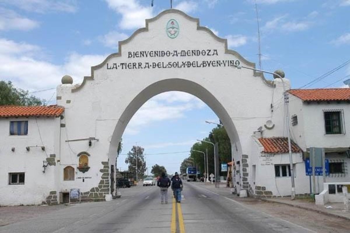 EL ARCO DEL DESAGUADERO CUMPLE 90 AÑOS: EL HISTÓRICO SÍMBOLO QUE LE DA LA BIENVENIDA A MENDOZA