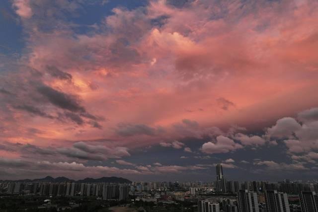 EL CIELO SE TIÑÓ DE ROSA EN CHINA ANTES DE UNA GRAN TORMENTA: QUÉ SIGNIFICA EL FENÓMENO