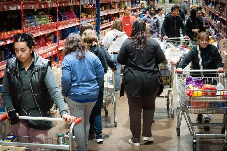 EL CONSUMO SIGUE SIN DESPEGAR: CAYÓ 2,7% EN JUNIO Y LA RECUPERACIÓN NO LLEGA A LOS HOGARES