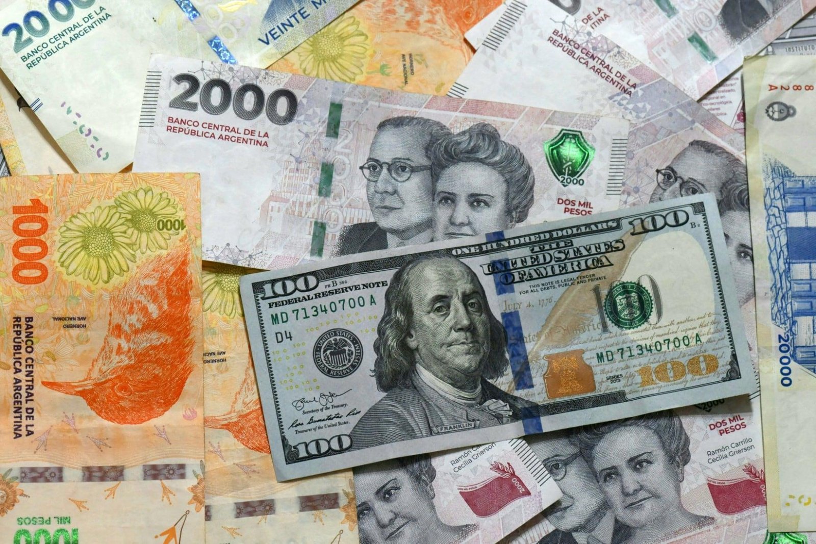 EL DÓLAR OFICIAL CERRÓ LA SEMANA ESTABLE, PERO ACUMULA UNA SUBA CERCANA AL 5% EN JUNIO