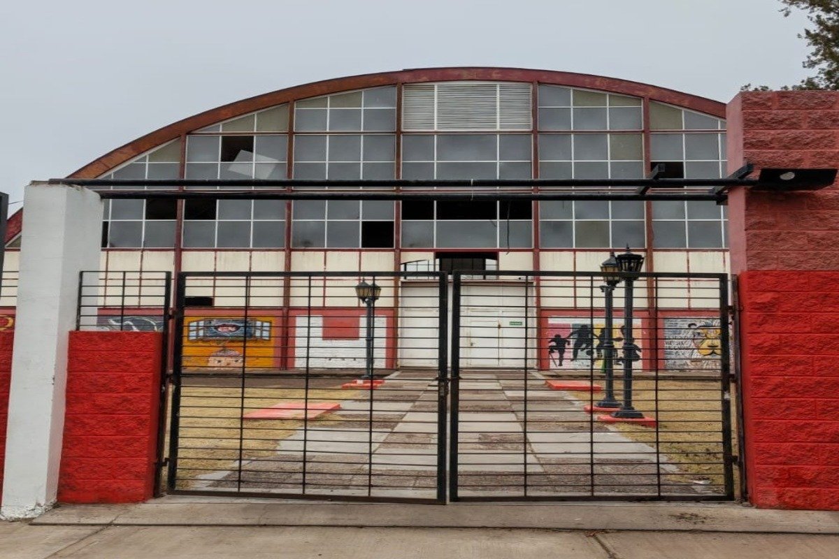 EL FRÍO DEJA AL DESCUBIERTO EL DETERIORO DEL POLIDEPORTIVO FRANCISCO CUETO Y REAVIVA EL RECLAMO POR SU RECUPERACIÓN
