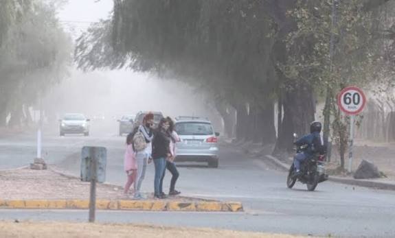 EL ZONDA OBLIGÓ A SUSPENDER LAS CLASES EN MENDOZA Y ACTIVÓ EL OPERATIVO PREVENTIVO EN TODA LA PROVINCIA