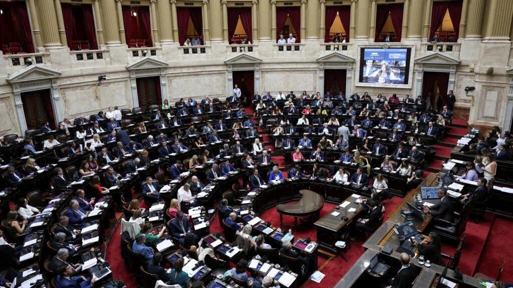 ENDEUDAMIENTO FAMILIAR: EL GOBIERNO ABRE EL DEBATE Y LA OPOSICIÓN LO ACUSA DE QUERER FRENAR UNA SESIÓN CLAVE