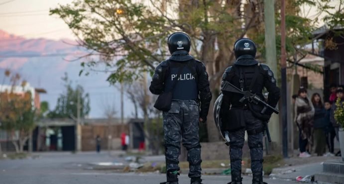 ENGAÑARON A UN CAMIONERO EN UNA ESTACIÓN DE MAIPÚ, LE ROBARON LA BILLETERA Y TERMINARON DETENIDAS