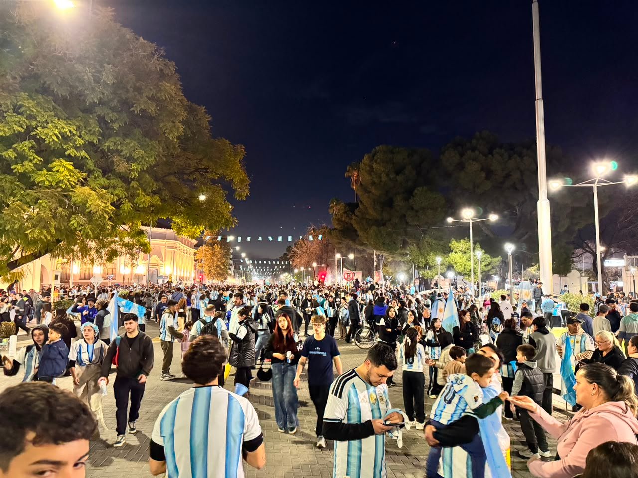 ENTRE LA FIESTA Y EL DESBORDE: CÓMO SE VIVIÓ EN LA ZONA ESTE EL PASE A LA FINAL