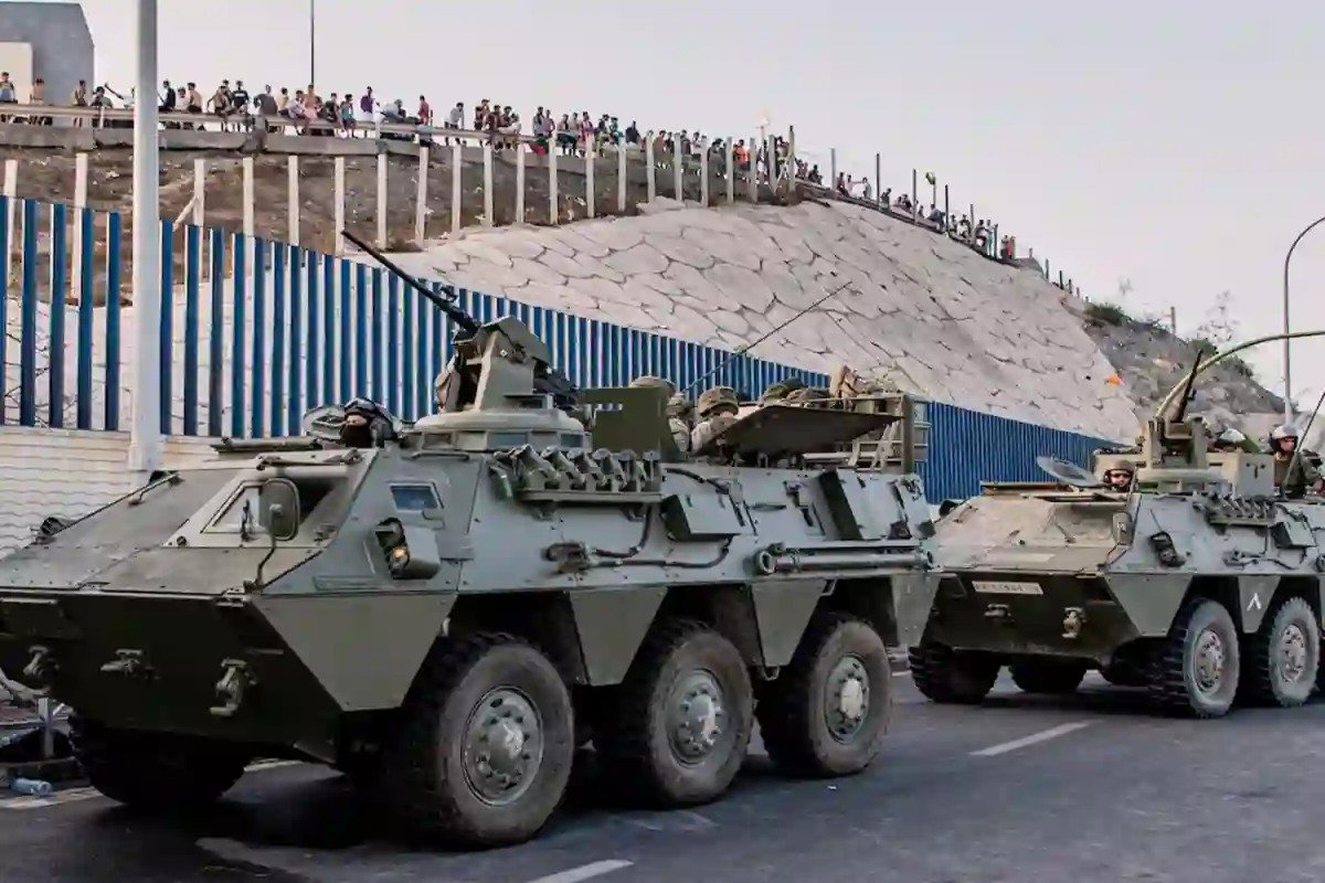 ESPAÑA DESPLIEGA AL EJÉRCITO EN CEUTA TRAS UNA MASIVA OLA MIGRATORIA DESDE MARRUECOS