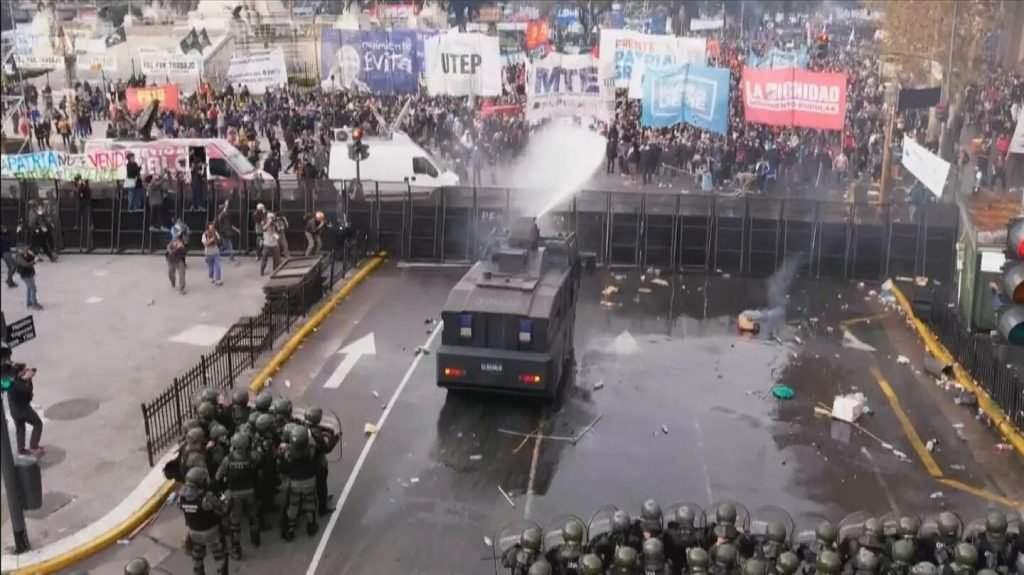 FUERTES INCIDENTES FRENTE AL CONGRESO MIENTRAS EL SENADO DEBATE LA LEY DE PROPIEDAD PRIVADA