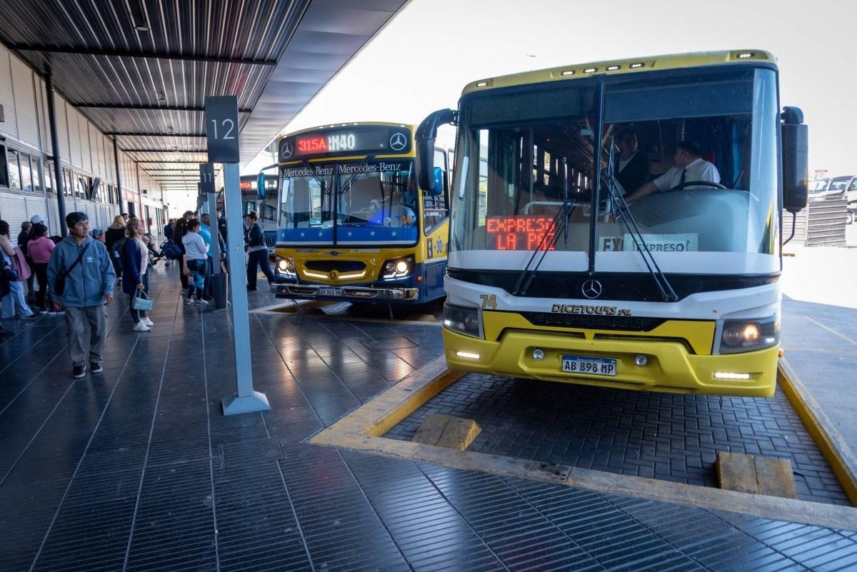 “HACEMOS DEDO A LAS 3 DE LA MAÑANA”: MADRUGAR, COMBINAR COLECTIVOS Y LLEGAR A TIEMPO, EL RECLAMO DE PENITENCIARIOS Y POLICÍAS DE LA PAZ