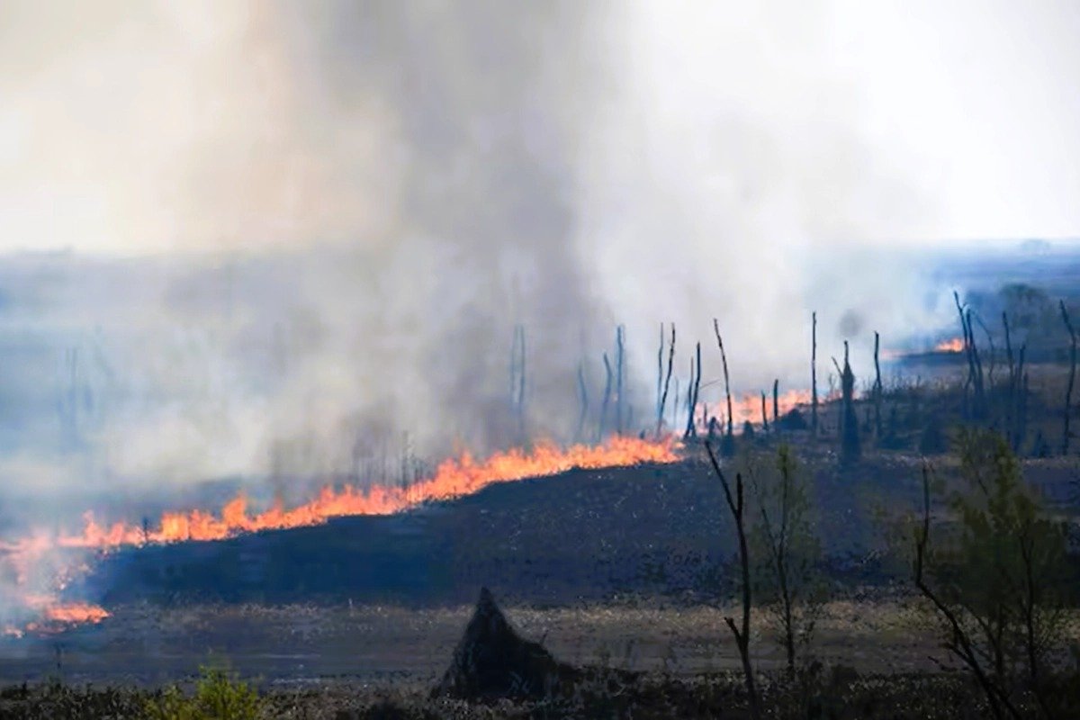 HUMO Y BAJA VISIBILIDAD COMPLICAN LA CIRCULACIÓN EN LA ZONA ESTE POR LAS QUEMAS CONTRA LAS HELADAS