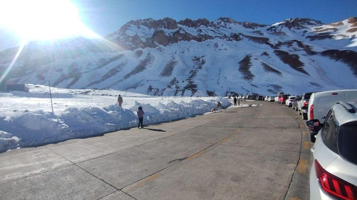 INFORME ESPECIAL: EL PASO A CHILE LLEVA 22 DÍAS CERRADO Y LA NIEVE EN ALTA MONTAÑA MARCA UN INVIERNO EXCEPCIONAL