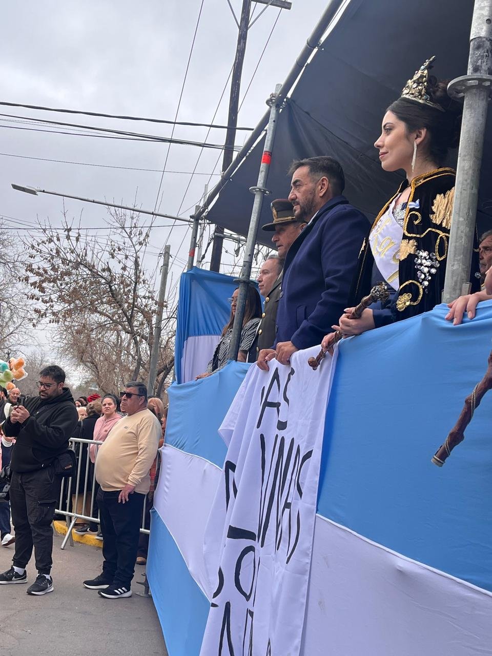 LA PAZ CERRÓ LOS FESTEJOS DE SU 176° ANIVERSARIO CON UN IMPONENTE DESFILE Y UNA MULTITUDINARIA JORNADA ARTÍSTICA PESE AL MAL TIEMPO