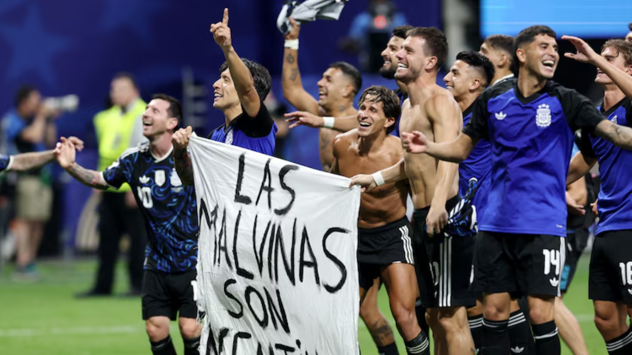 "LAS MALVINAS SON ARGENTINAS": LA BANDERA QUE LA FIFA NO PUDO PROHIBIR