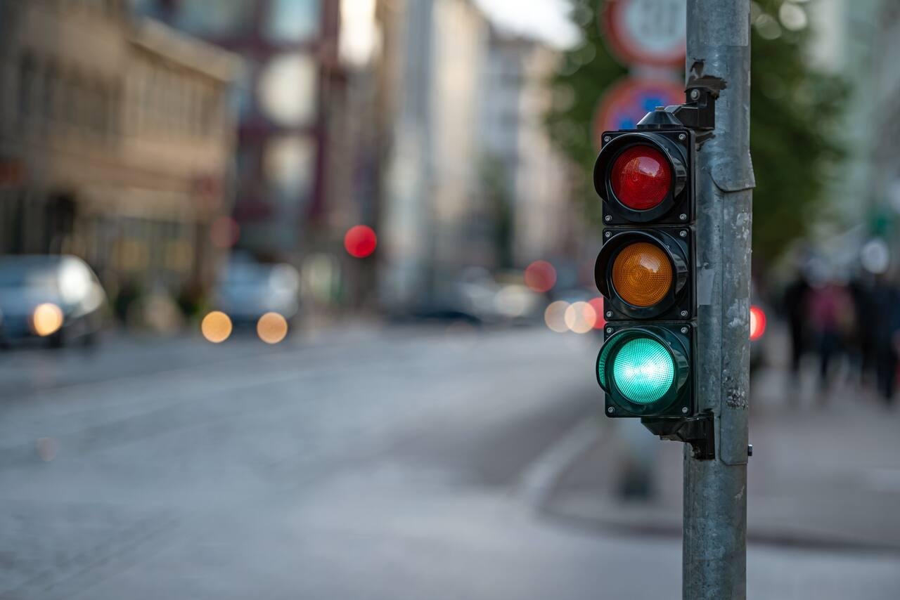 LOS COLORES DE LOS SEMÁFOROS: POR QUÉ SE USAN EL ROJO, EL AMARILLO Y EL VERDE