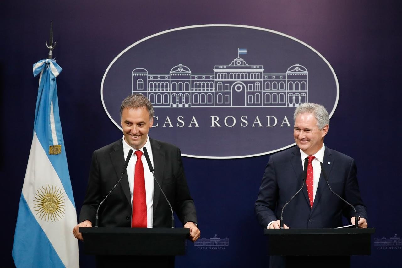 LOS DÓLARES DE ADORNI: EL JEFE DE GABINETE SUMA OTRO CAPÍTULO A SU INTERMINABLE ESCÁNDALO