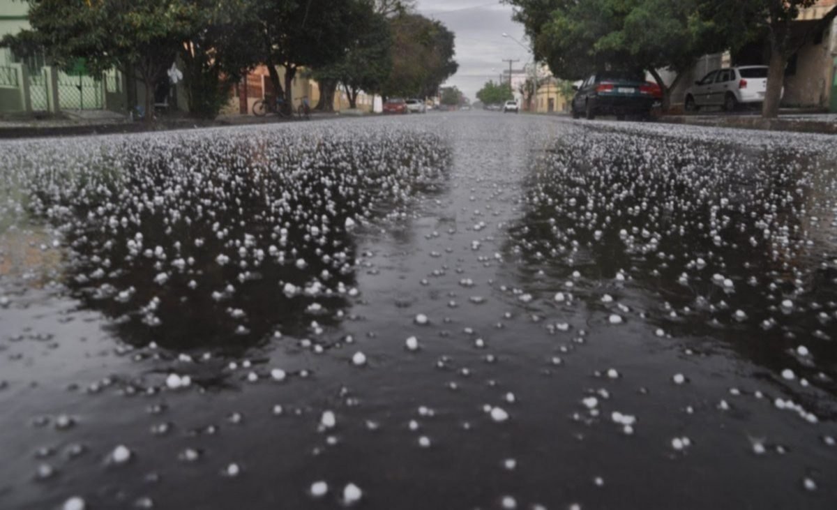 LUNES FERIADO BAJO AGUA: ALERTA NARANJA PARA PARTE DE LA ZONA ESTE Y MAIPÚ, PRONOSTICAN TORMENTAS Y POSIBLE GRANIZO PARA MEDIA MENDOZA