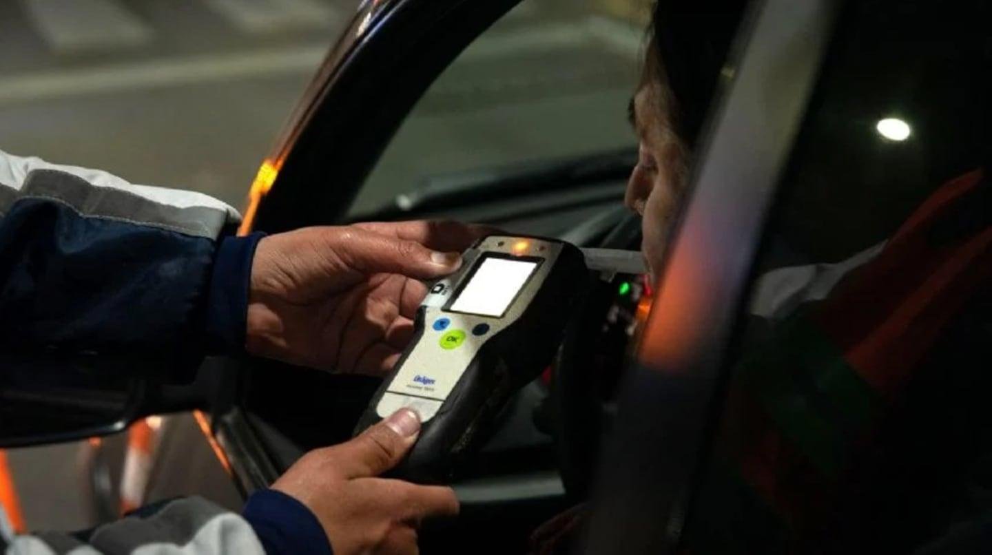 MANEJABA DE FORMA PELIGROSA POR GUAYMALLÉN, DIO POSITIVO EN ALCOHOLEMIA Y LE SECUESTRARON LA CAMIONETA