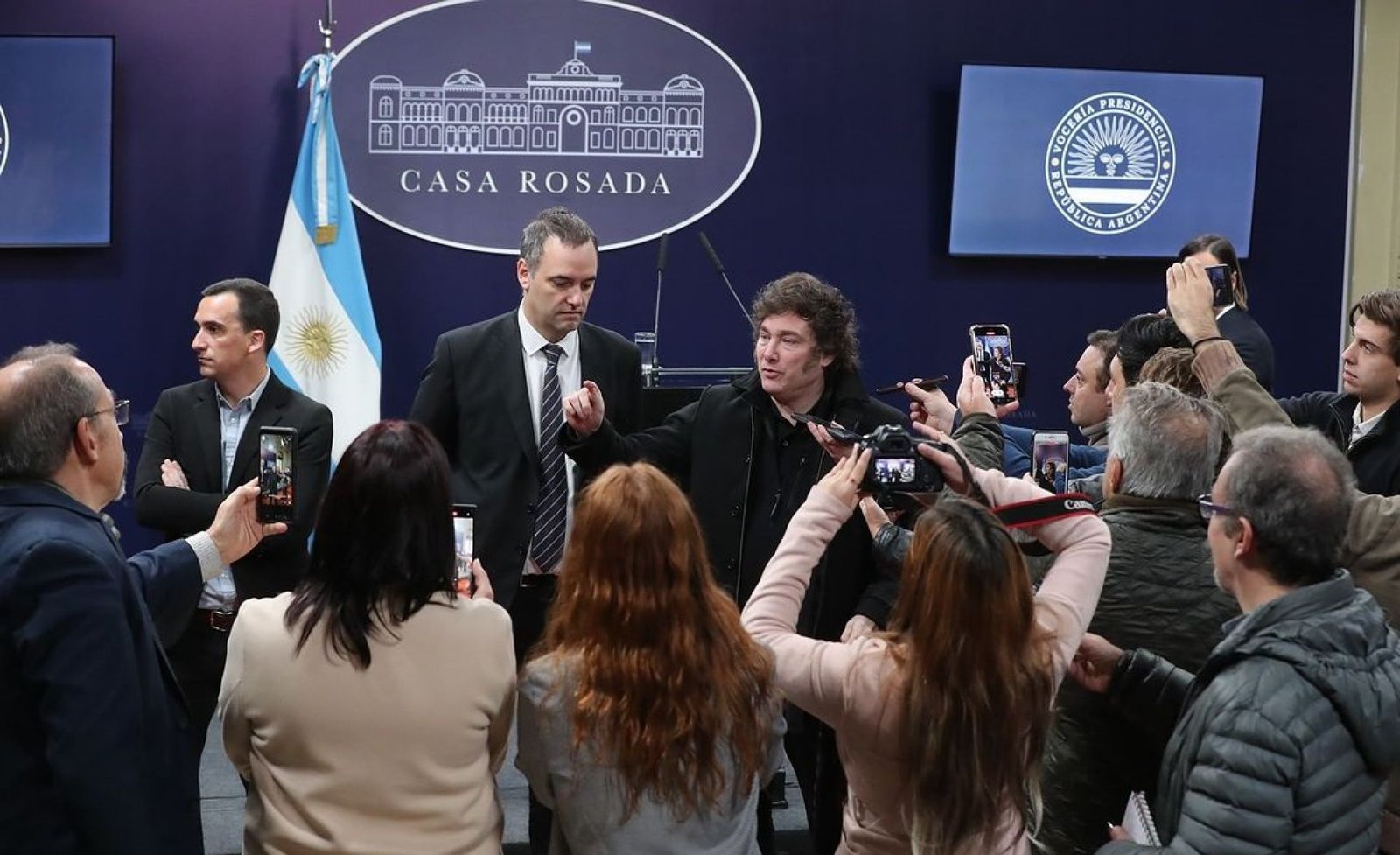 MILEI LLEGÓ FURIOSO A OLIVOS Y JURÓ VENGANZA CONTRA MACRI TRAS LA CAÍDA DE ADORNI