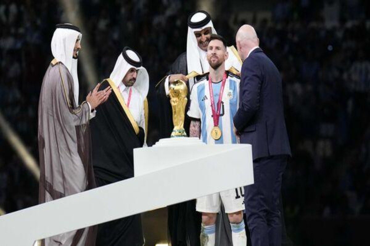 MURIÓ HAMAD BIN KHALIFA AL THANI, EL EX EMIR QUE LE COLOCÓ EL BISHT A MESSI EN LA CONSAGRACIÓN DEL MUNDIAL DE QATAR