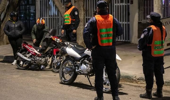 OPERATIVOS POLICIALES EN MENDOZA: HUBO APREHENDIDOS, ELEMENTOS RECUPERADOS Y MOTOCICLETAS RETENIDAS