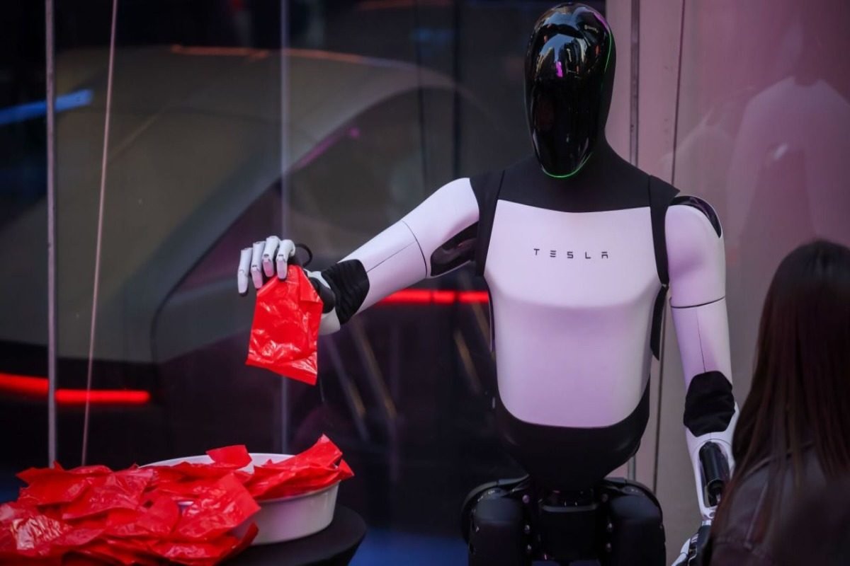 OPTIMUS, EL ROBOT HUMANOIDE DE TESLA QUE BUSCA LLEGAR A LOS HOGARES PARA HACER LAS TAREAS DOMÉSTICAS