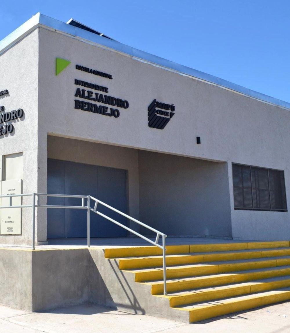 OTRO CONDUCTOR ALCOHOLIZADO CHOCÓ EN MAIPÚ Y TERMINÓ CONTRA UNA ESCUELA NUEVA