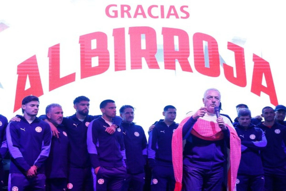 PARAGUAY REGRESÓ COMO HÉROE: UNA MULTITUD RECIBIÓ A LA ALBIRROJA Y EL PRESIDENTE PEÑA PIDIÓ LA CONTINUIDAD DE GUSTAVO ALFARO