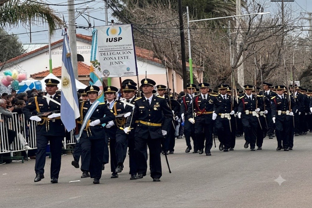 POSTALES DEL ANIVERSARIO: EL DESFILE CÍVICO-MILITAR EN IMÁGENES