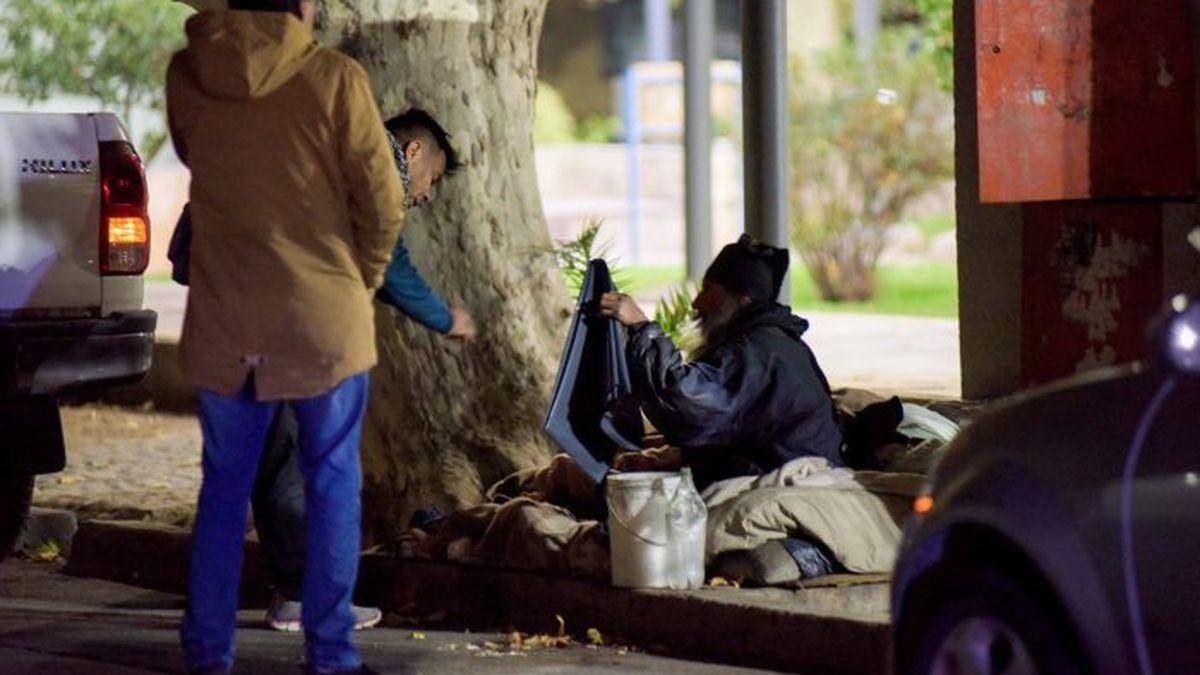 REFUERZAN LA ASISTENCIA A PERSONAS EN SITUACIÓN DE CALLE POR LA OLA POLAR EN MENDOZA