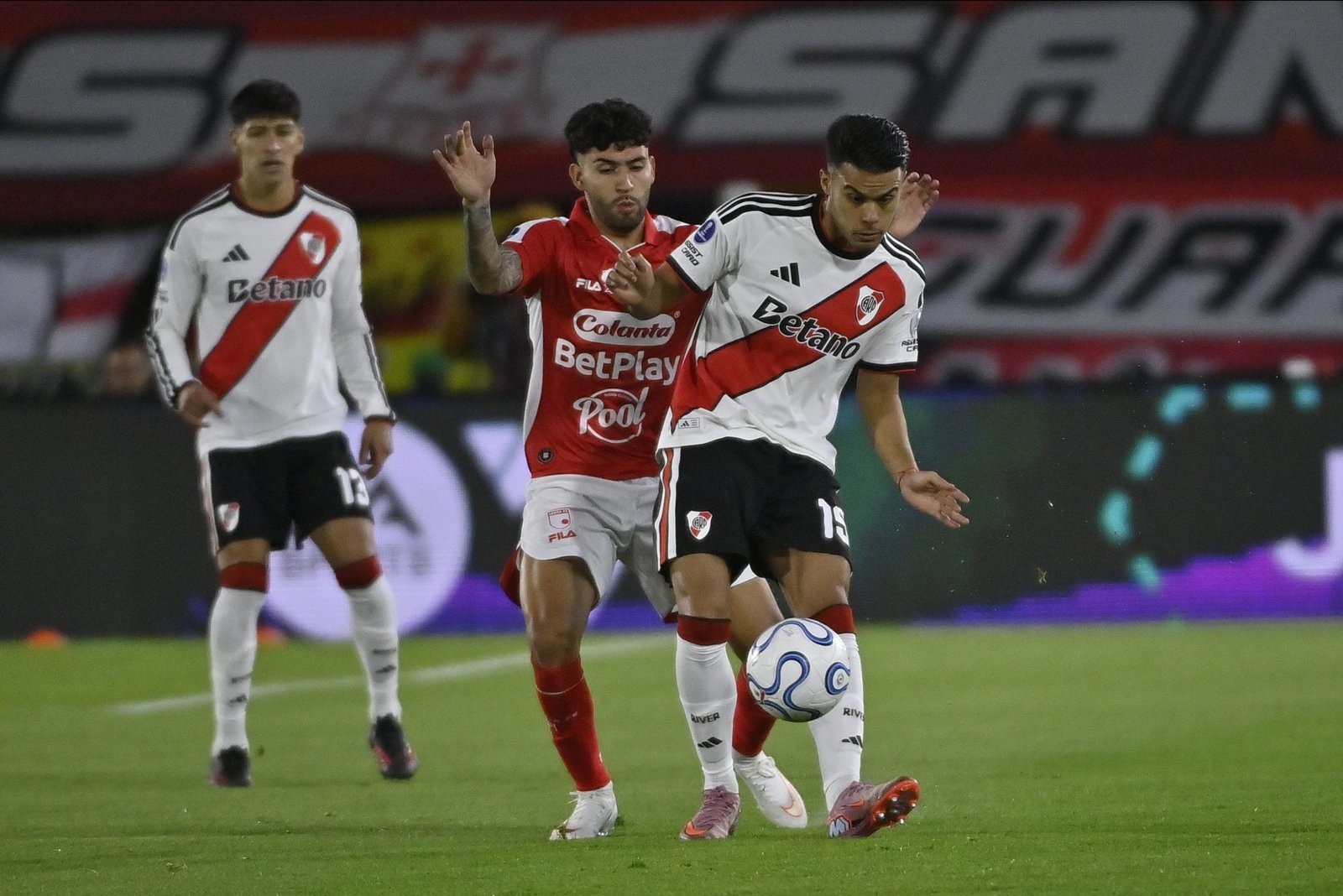 RIVER LOGRÓ MANTENER EL CERO EN BOGOTÁ Y DEJÓ TODO ABIERTO PARA LA VUELTA EN EL MONUMENTAL