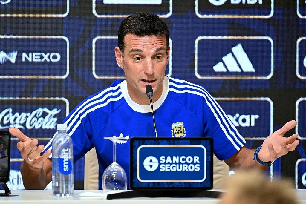 SCALONI CONFIRMÓ AL CUTI ROMERO COMO NUEVO CAPITÁN DE LA SELECCIÓN ARGENTINA TRAS LA DESPEDIDA DE MESSI