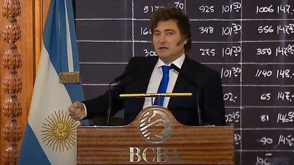 SI NO TE GUSTA, ANDATE A CUBA": MILEI SE PELEÓ CON UN ESPECTADOR Y SE VATICINÓ CUATRO AÑOS MÁS