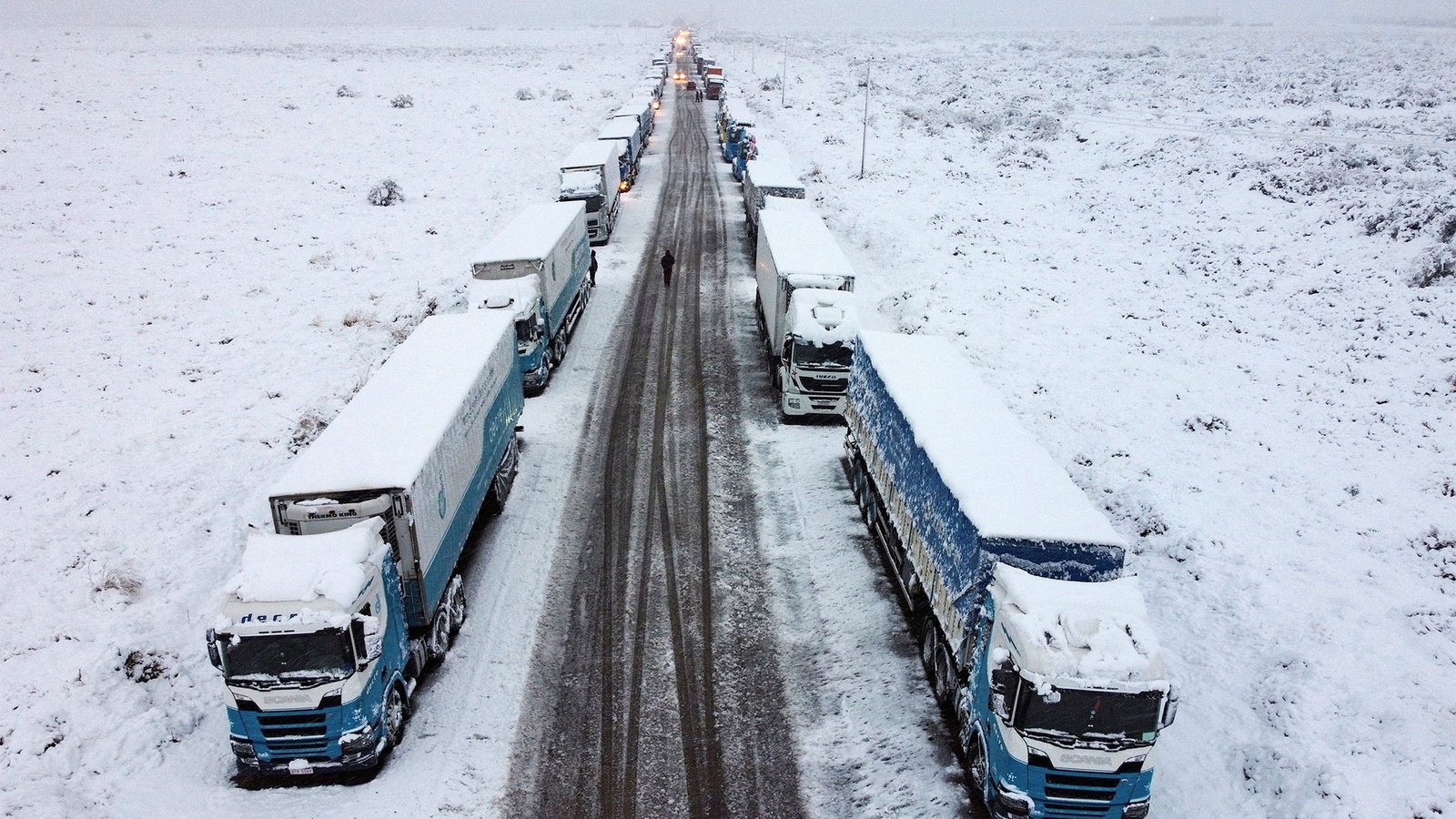 SIN FECHA A LA VISTA: EL PASO A CHILE SIGUE CERRADO Y YA SUPERA LOS 1.800 CAMIONES VARADOS EN MENDOZA