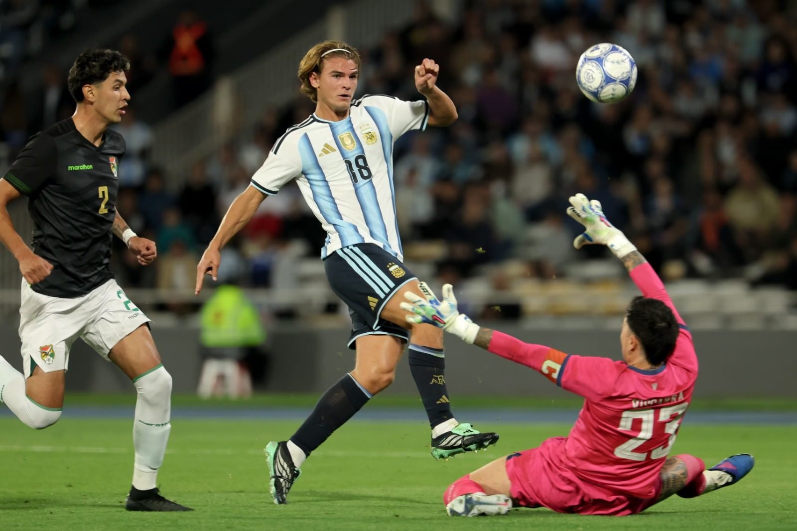 SIN MESSI, PERO A PURA GOLEADA: ARGENTINA LE METIÓ 4 A BOLIVIA EN SU PRIMER PARTIDO POST MUNDIAL. MIRALOS ACÁ