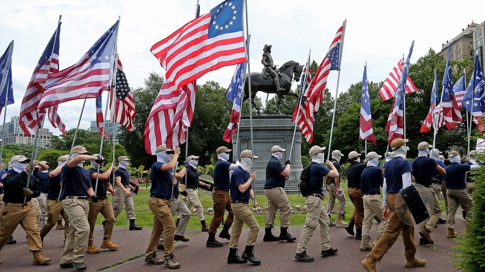SUPREMACISTAS BLANCOS MARCHARON EN APOYO A TRUMP DURANTE LOS FESTEJOS DEL 4 DE JULIO