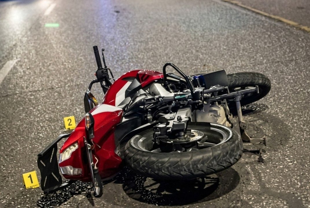 TRAGEDIA EN CALLE EMILIO CIVIT DE MAIPÚ: UN JOVEN DE 21 AÑOS MURIÓ TRAS PERDER EL CONTROL DE SU MOTOCICLETA