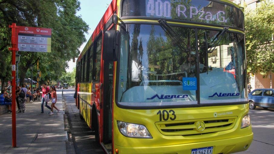 TRES PUÑALADAS DENTRO DE UN COLECTIVO: UN JOVEN DE 20 AÑOS QUEDÓ GRAVE TRAS SER ATACADO EN GODOY CRUZ