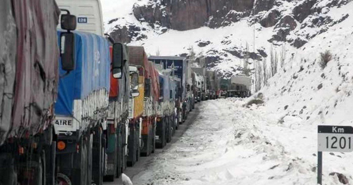 TRES SEMANAS SIN PODER CRUZAR: EL PASO A CHILE SIGUE CERRADO Y YA SON MÁS DE 1.800 LOS CAMIONES VARADOS